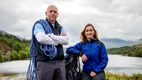 Dilwyn a'i gyd-gyflwynydd ar gyfres Ar y Dibyn, Lowri Morgan.
